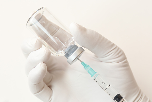 ワクチンの薬剤を注射器に移す